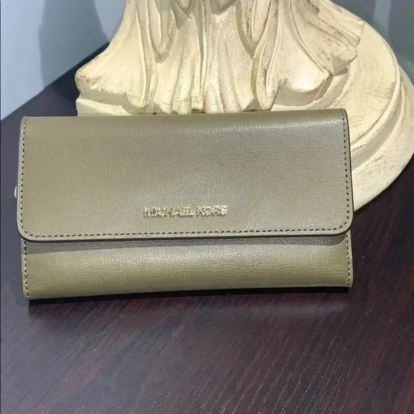 Michael Kors Ciara Duffle Solid olive green color set - Picture 3 of 15